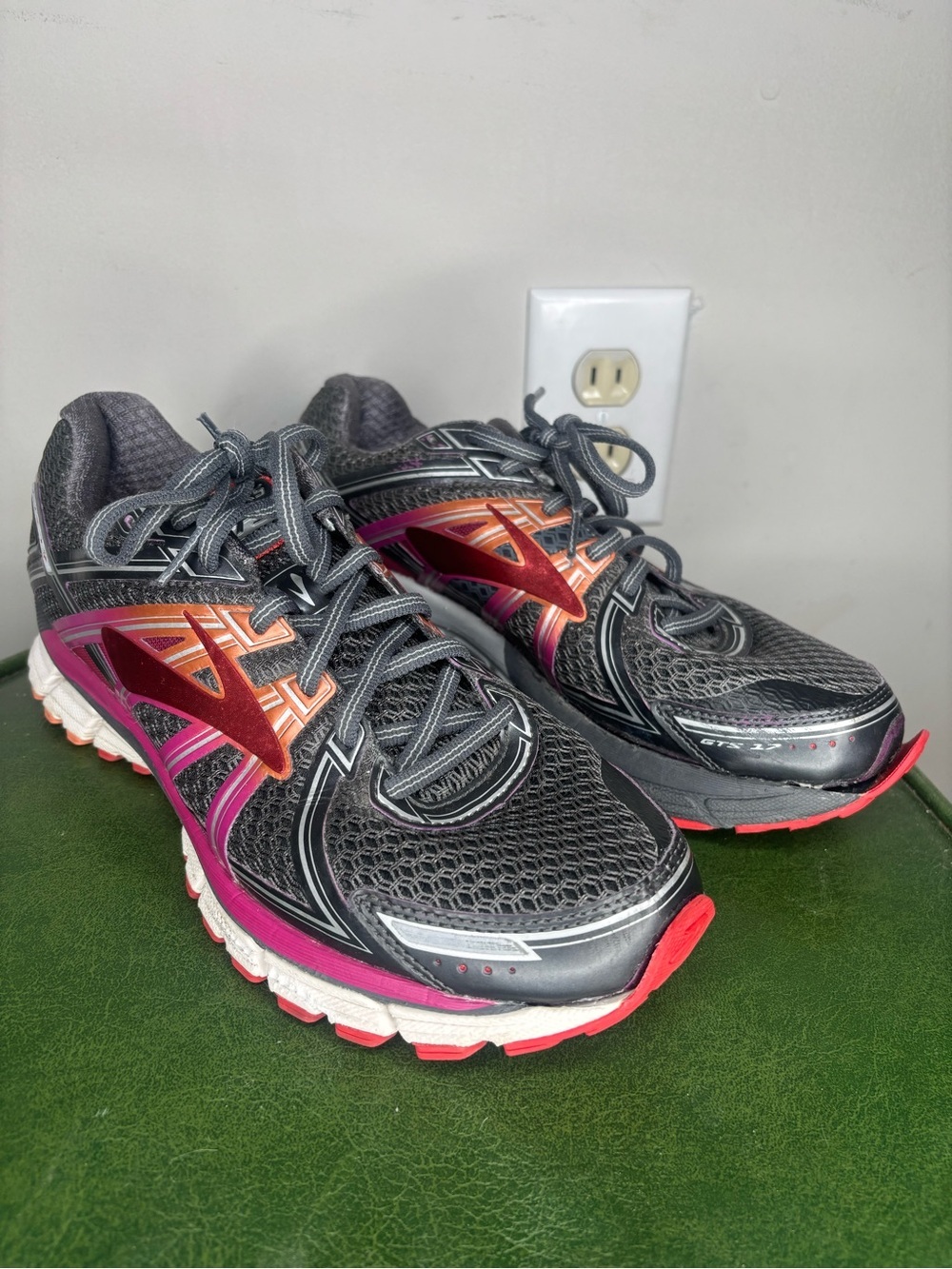 Brooks Adrenaline GTS 17 Running Shoes Women's sz 10.5 Medium